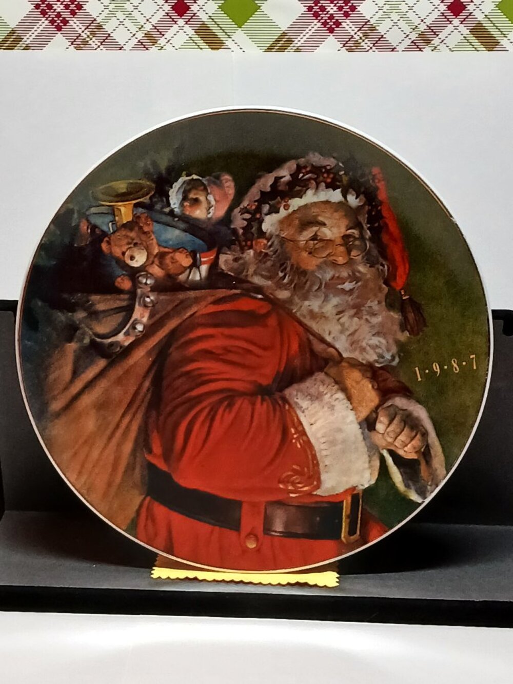Vintage 1987 Avon "The Magic That Santa Brings" Collector Santa Plate